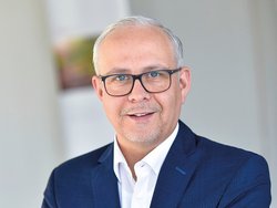 FH-Prof. Dipl.-BW (FH) Stefan Nungesser, Professur Hotelmanagement Dual an der CU Hochschule Kärnten in Österreich FH-Prof. Dipl.-BW (FH) Stefan Nungesser, Professur für Hotelmanagement Dual