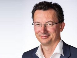 Dipl.-Ing. Simon Grasser MBA, Studiengangsleiter Netzwerktechnik Bachelorstudium Dipl.-Ing. Simon Grasser MBA, Studiengangsleiter Netzwerktechnik Bachelorstudium